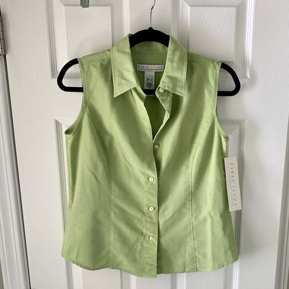 First Issue  Woman’s Top A Liz ClaiborneCompany Light Green Size S